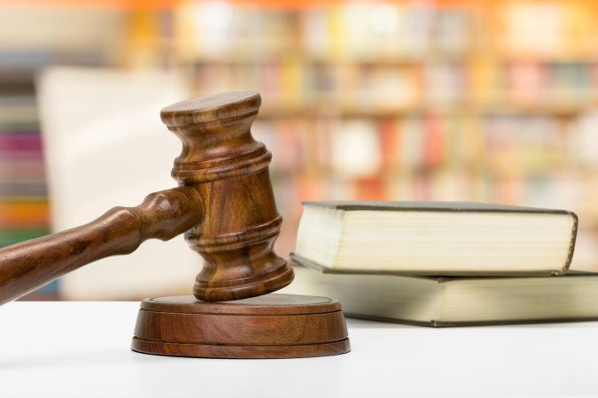 wooden-gavel-books-wooden-table